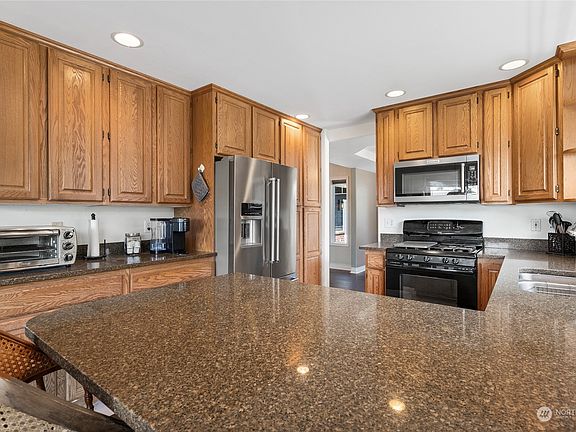 5th image of 835 E Lakeshore Drive