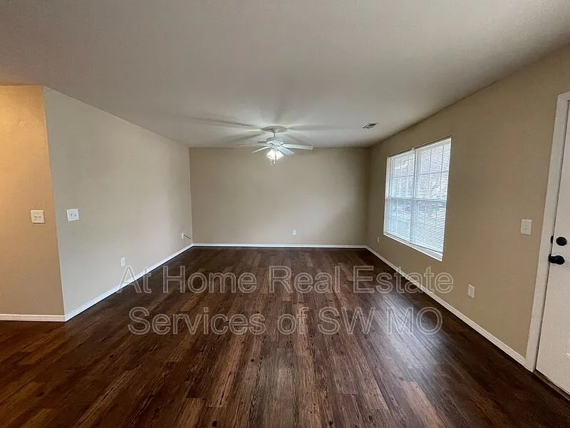 3 bed, 2.0 bath, 1272 sqft, $1,250 — Photo 3