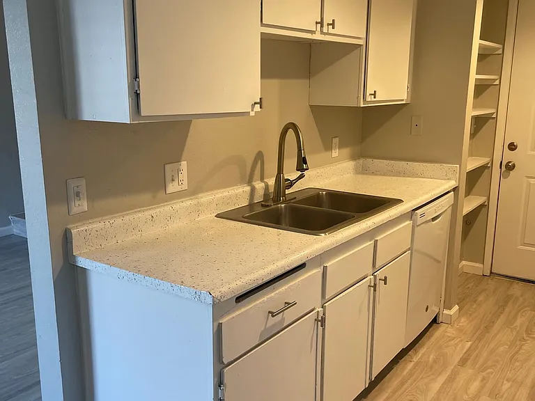 817 Tracey St — Photo 1