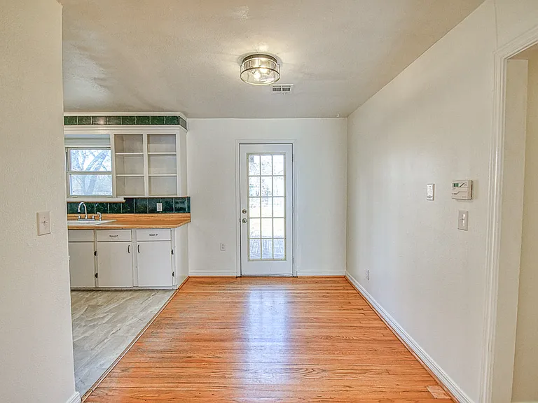 1117 Grover Ln — Photo 7