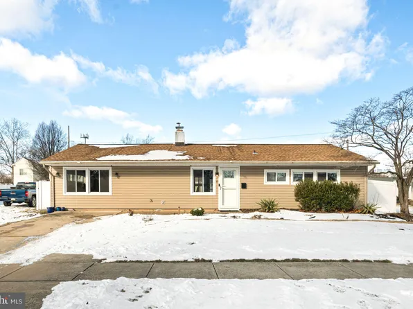 15 White Spruce Ln, Levittown, PA 19054