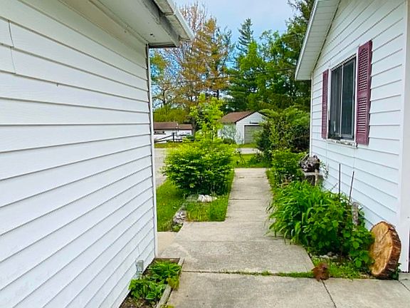 3rd image of 402 S Scott Dr
