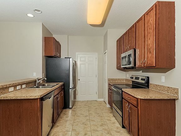 5th image of 915 Parker Den Dr