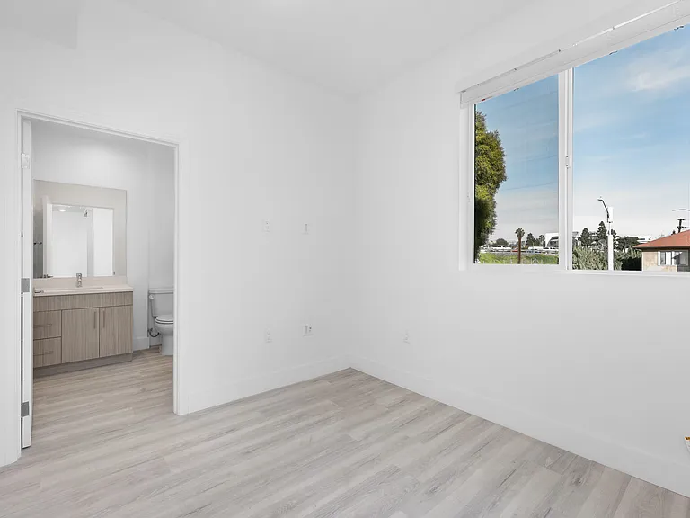 549 N Heliotrope Dr. — Photo 22