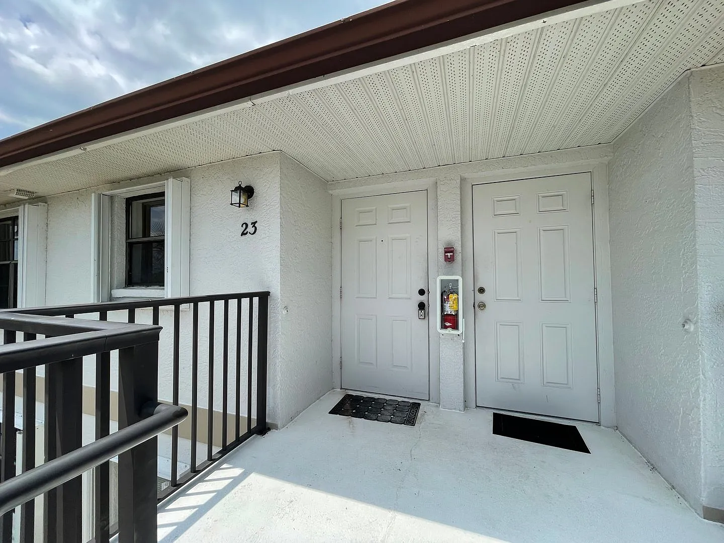 Centrally Located- Updated Unfurnished Annual Rental — Photo 2