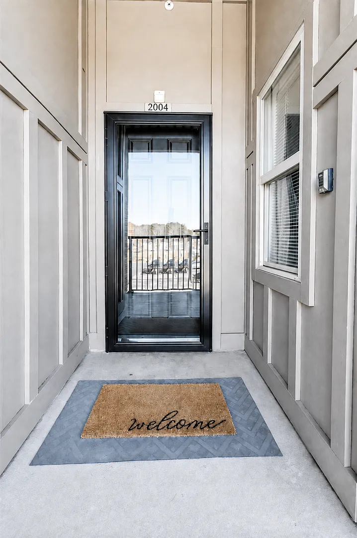 Charming 2-Bedroom Condo in Port Warwick — Photo 1