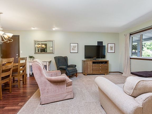 5th image of 1027 Surrey Ct