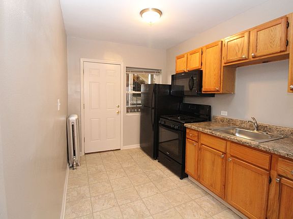 3rd image of 1348 W Argyle St APT 2S