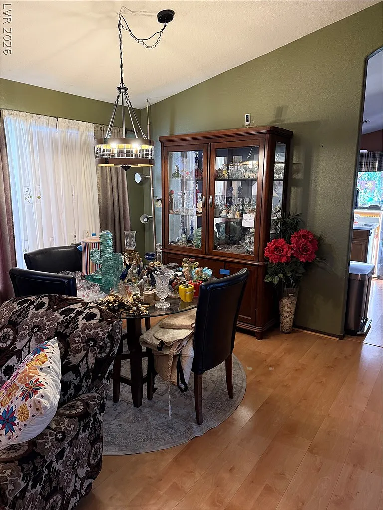 3 bed, 2.0 bath, 1296 sqft, $1,995 — Photo 2