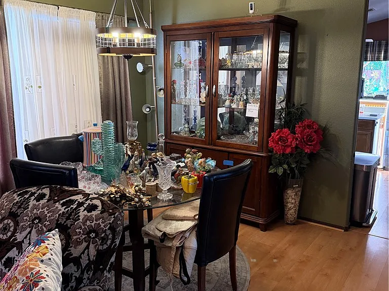 8112 W Gilmore Ave — Photo 2