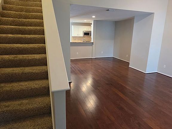 4th image of 914 W Heights Hollow Ln