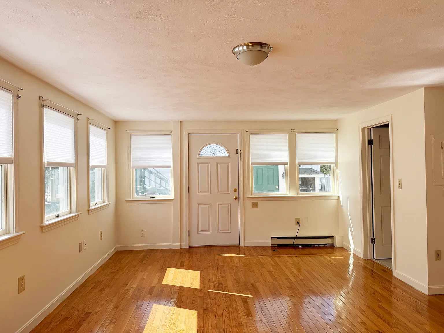 1 bed, 800 sqft, $1,900 — Photo 2