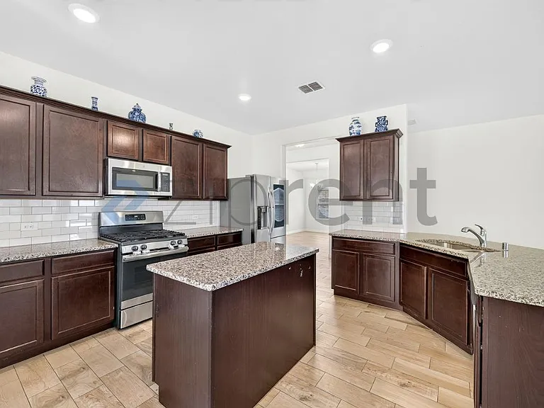 817 Evergreen St — Photo 15