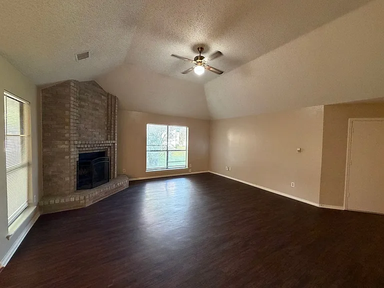 1221 Castleman Dr — Photo 2