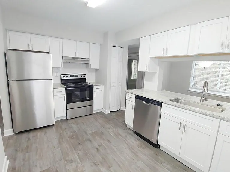 1033 Seasons Pkwy #1033 — Photo 3
