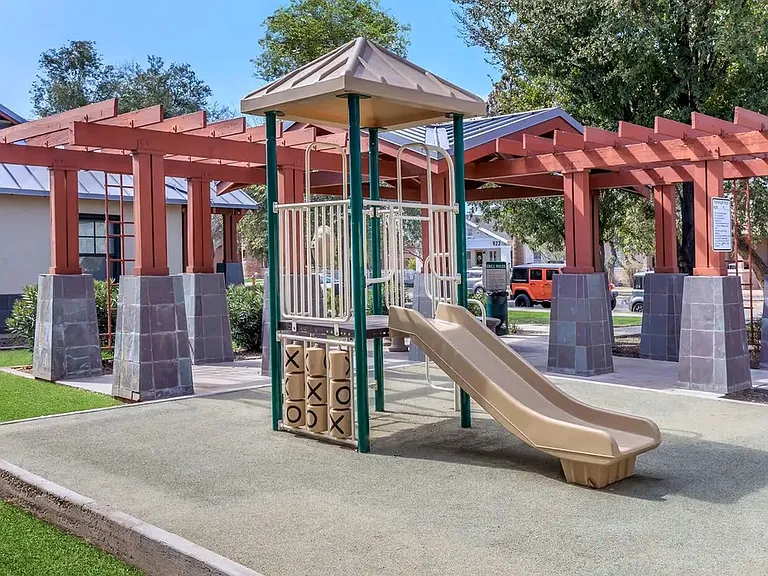 Roosevelt Commons — Photo 20