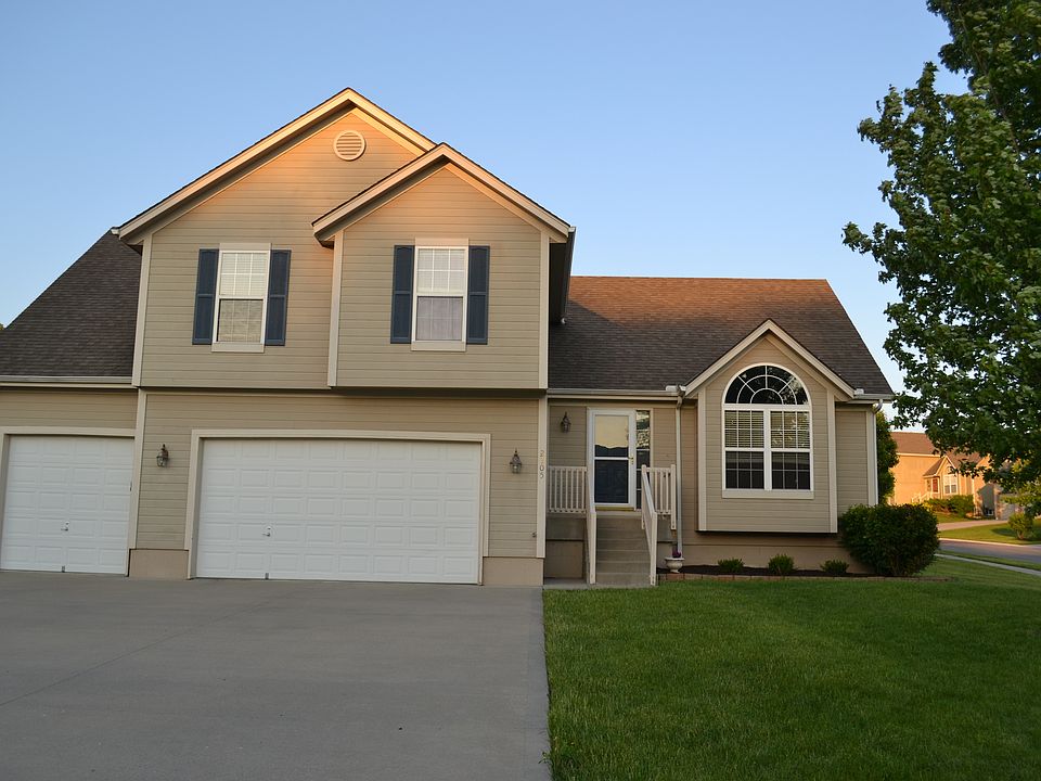 Front of House-3 car garage