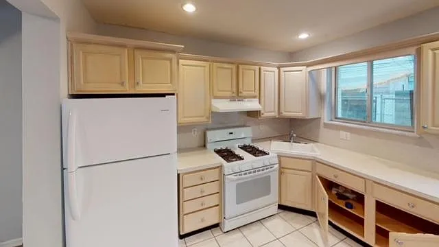 3 bed, 1.5 bath, 940 sqft, $2,100 — Photo 4