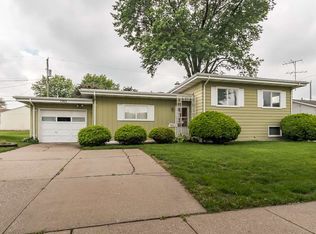 1563 W Garfield St, Davenport, IA 52804