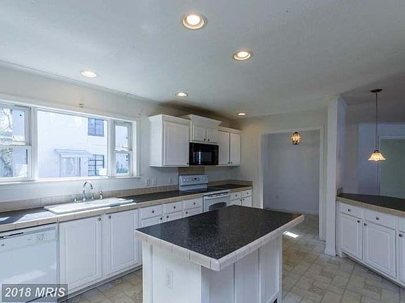 4th image of 319 Palmer St