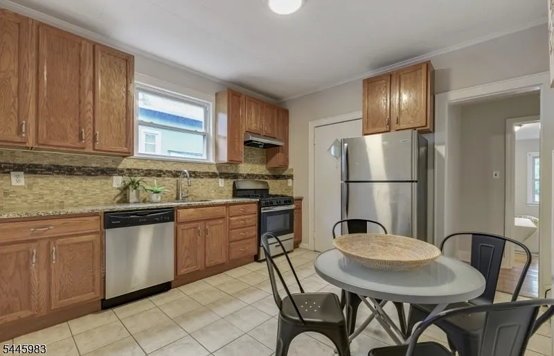 3 bed, 1.0 bath, $3,500 — Photo 3
