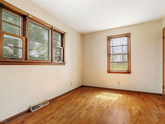 5th image of 11829 Marlboro Ave NE