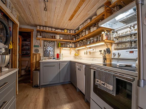 5th image of 1011 Costin Ave
