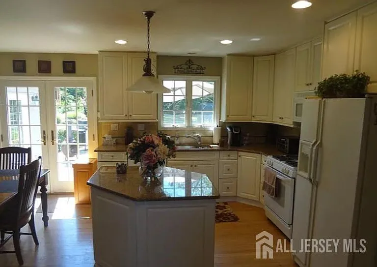 246 Fresh Ponds Rd — Photo 14