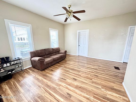4th image of 914 Warren St