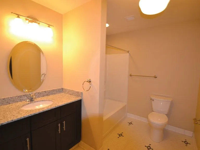300 N Lowell Ave — Photo 5