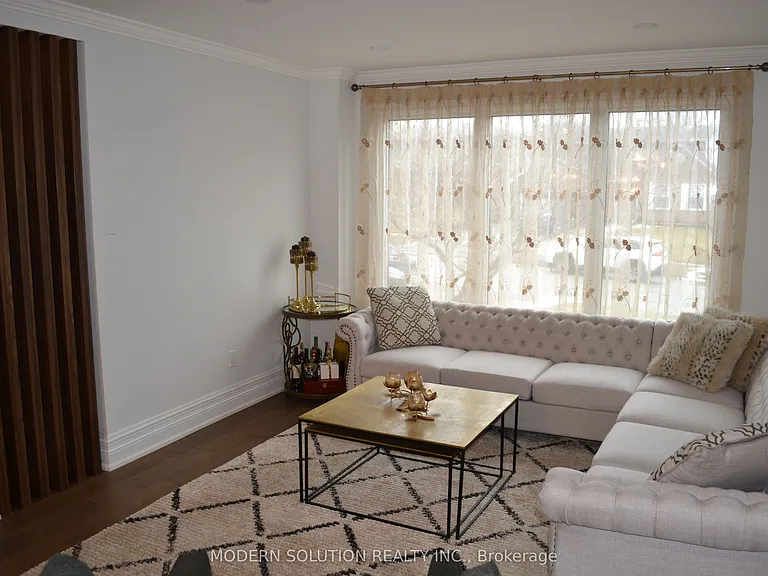 65 Manning Cres — Photo 4