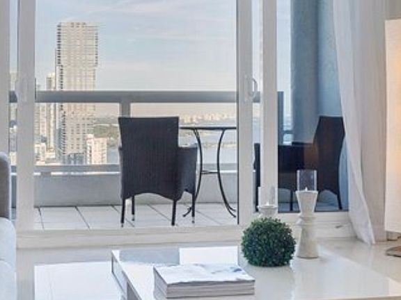 4th image of 1717 N Bayshore Dr #Penthouse D39