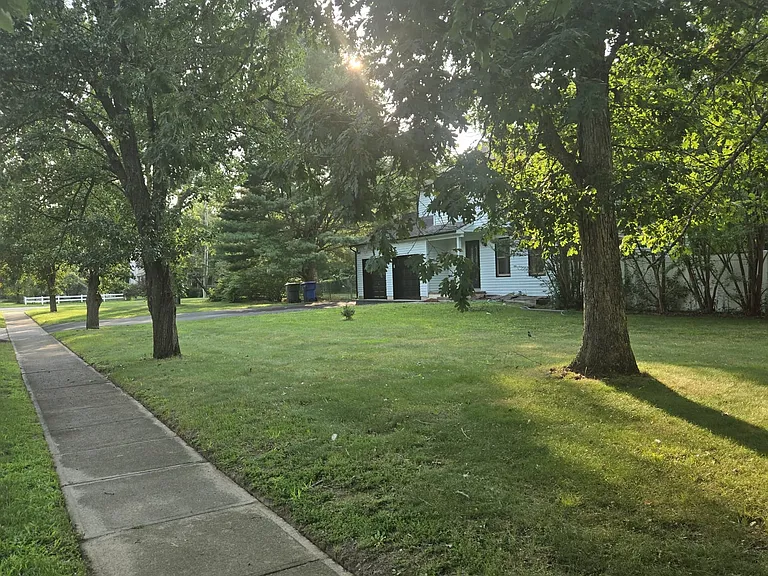 195 Edgemere Ct — Photo 2