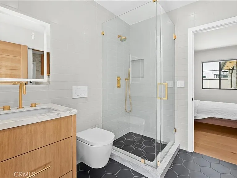 5748 Vesper Ave — Photo 22
