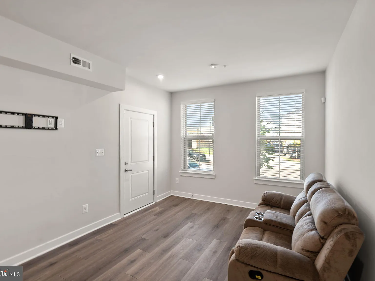 3 bed, 2.5 bath, 2152 sqft, $3,350 — Photo 3