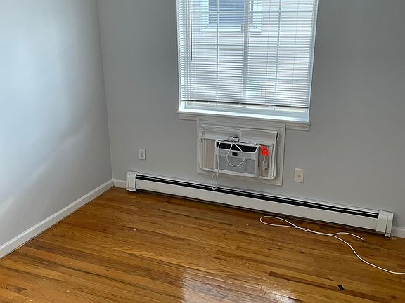 4th image of 2929 Tenbroeck Ave #2