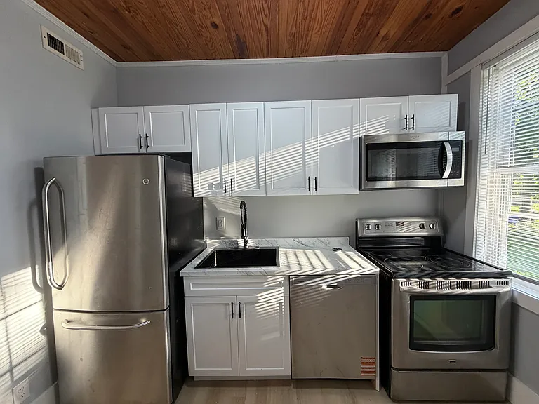 2311 East Ave — Photo 2