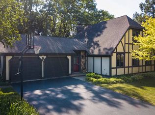 210 Pond Ridge Rd, Libertyville, IL 60048