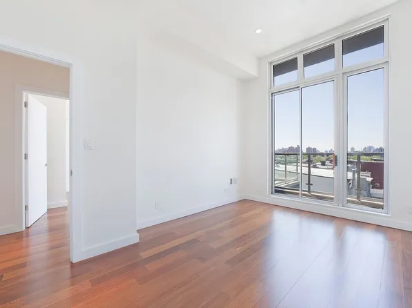 273-275 Manhattan Avenue image 1 of 6