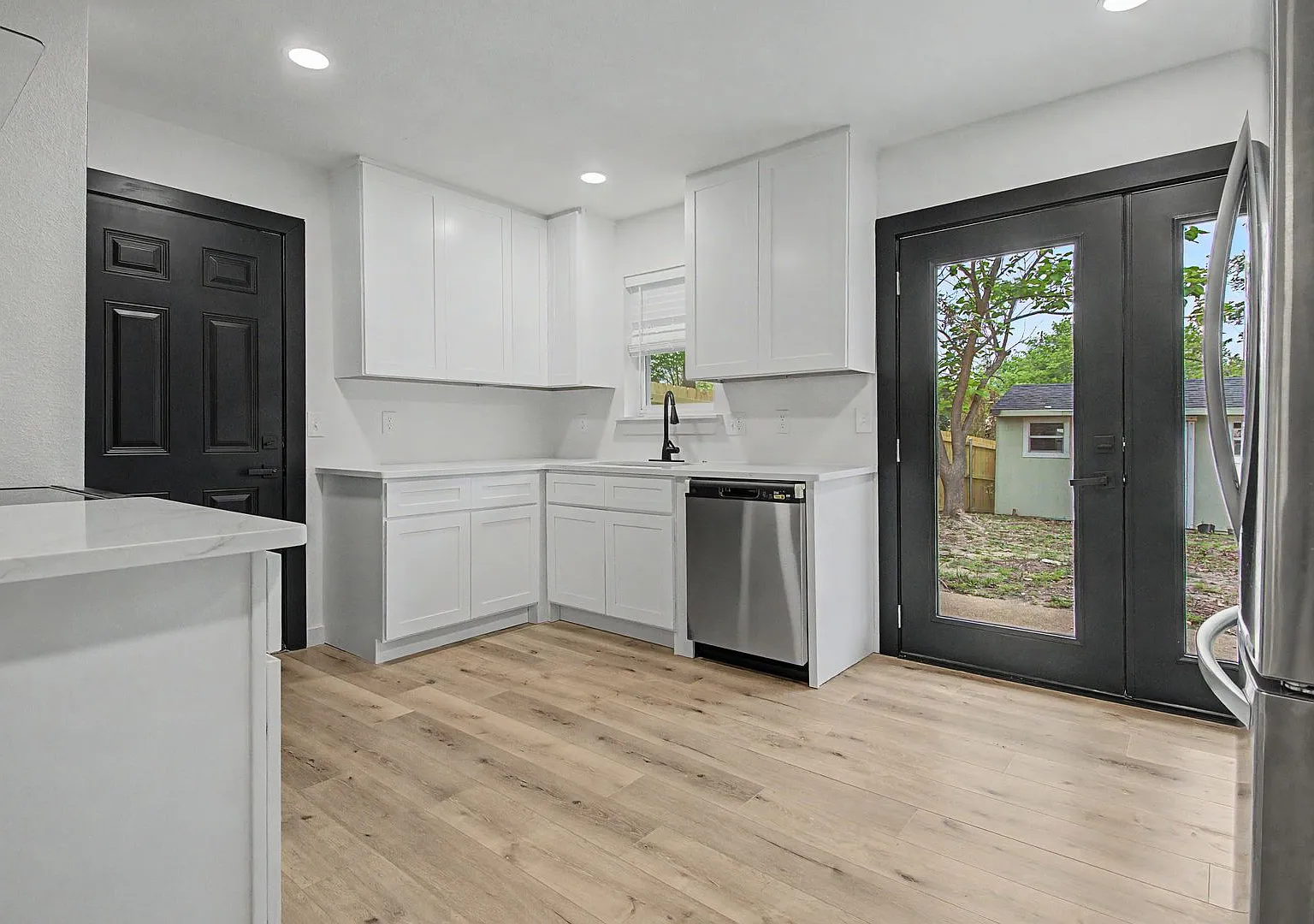 4 bedroom 2 bath completely remodeled — Photo 4