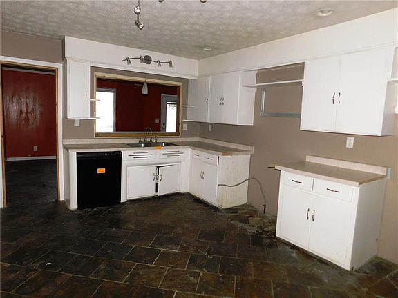 3rd image of 136 W Pinehurst St