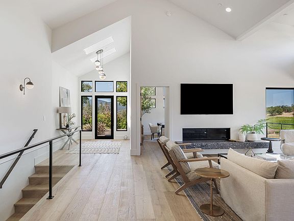 4th image of 15 Vineyard View Cir