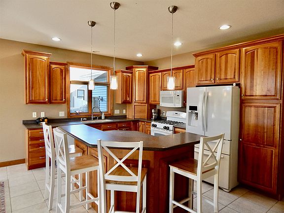 3rd image of 903 Pioneer Dr