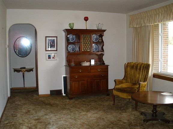 4th image of 625 W Pinkney St