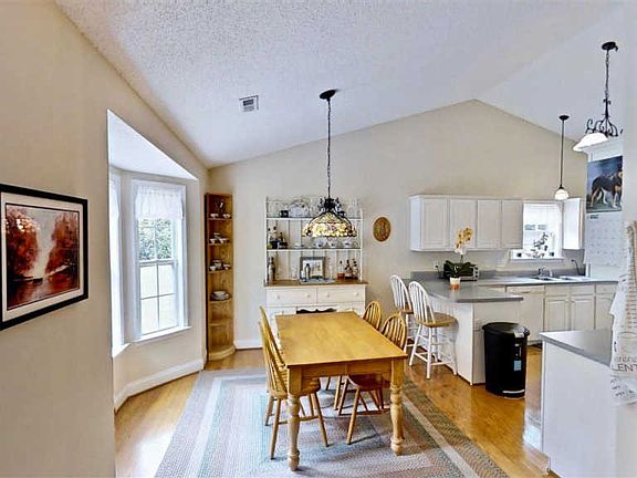 5th image of 23 Glenaire Dr