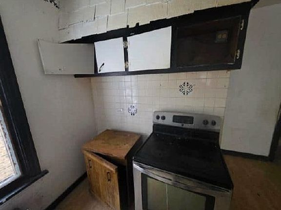 5th image of 12218 Longwood Dr