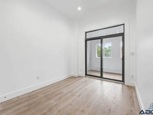 841 Willoughby Avenue image 4 of 13