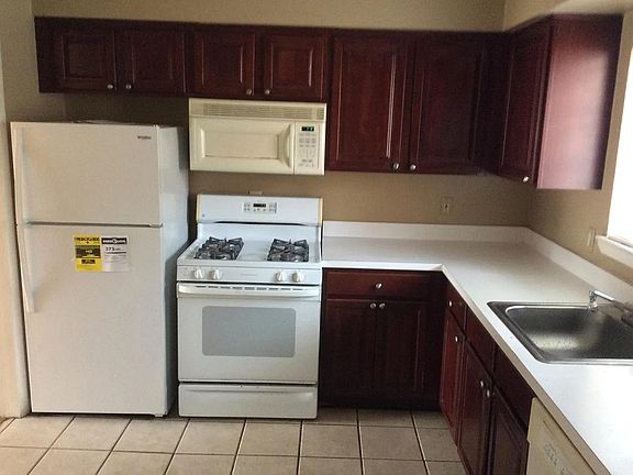 4th image of 427 Fox Hills Dr N #427