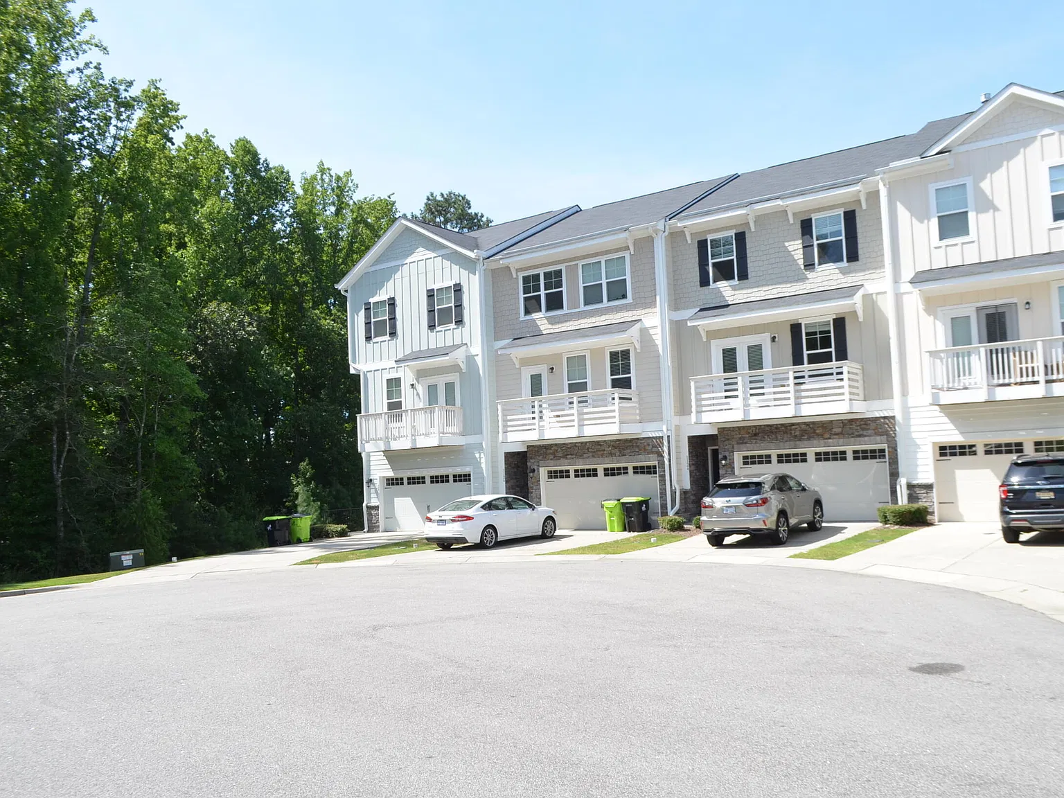 4 bed, 3.5 bath, 2250 sqft, $2,350 — Photo 3