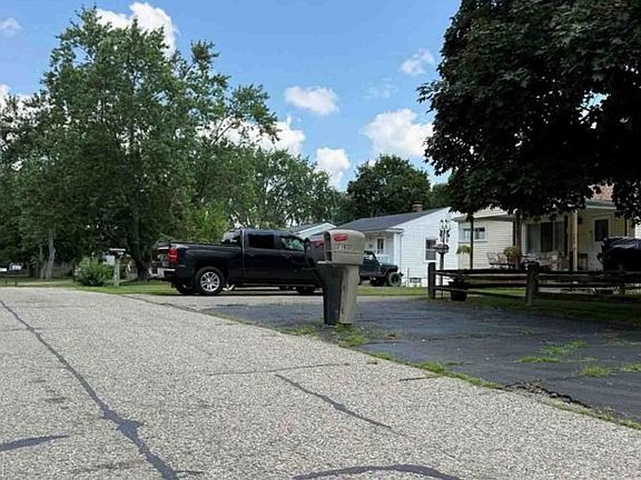 Exterior Neighborhood (street photo)